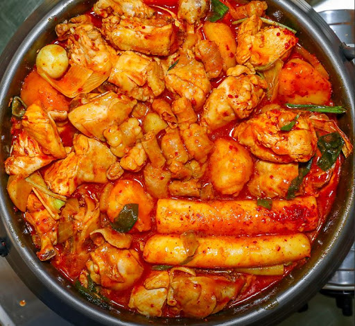 엄지척닭도리 본점: 맛과 술맛으로 손님들을 사로잡다